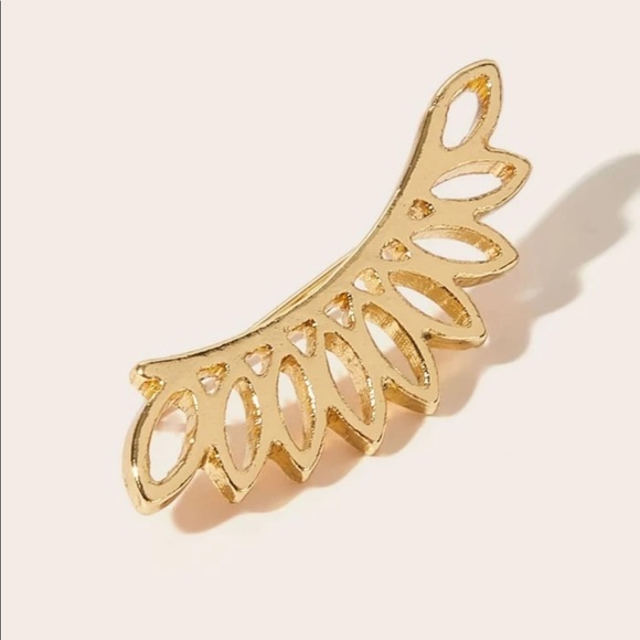 • Devyn • Hollow Leaf Ear Climbers - Picture 3 of 5